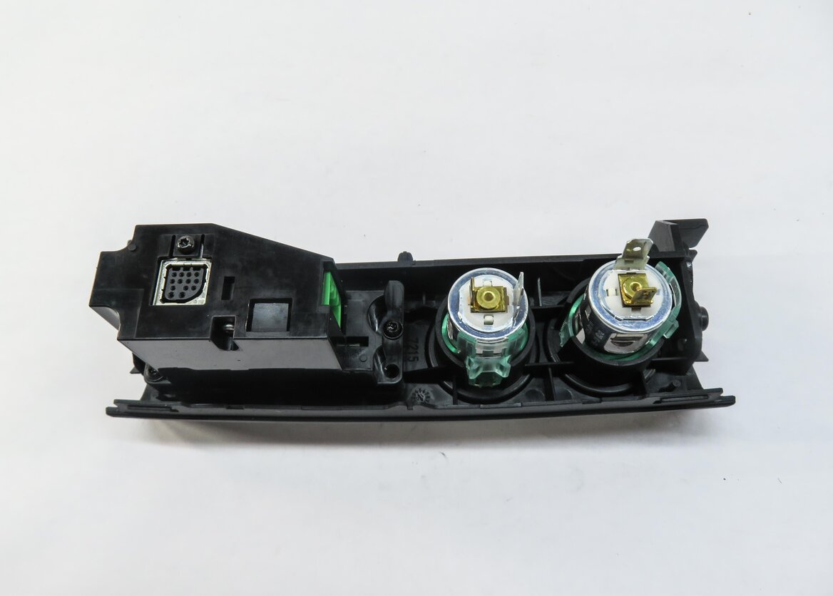 Thumbnail 4: 2011 RANGE ROVER (L322) REAR ENTERTAINMENT AUDIO VIDEO JACK w/ 12v SOCKETS