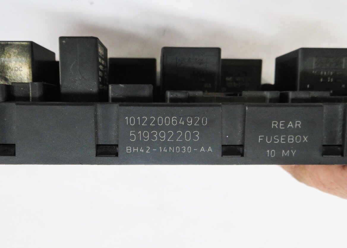 Thumbnail 4: 2011 RANGE ROVER (L322) REAR TRUNK FUSE BOX POWER JUNCTION