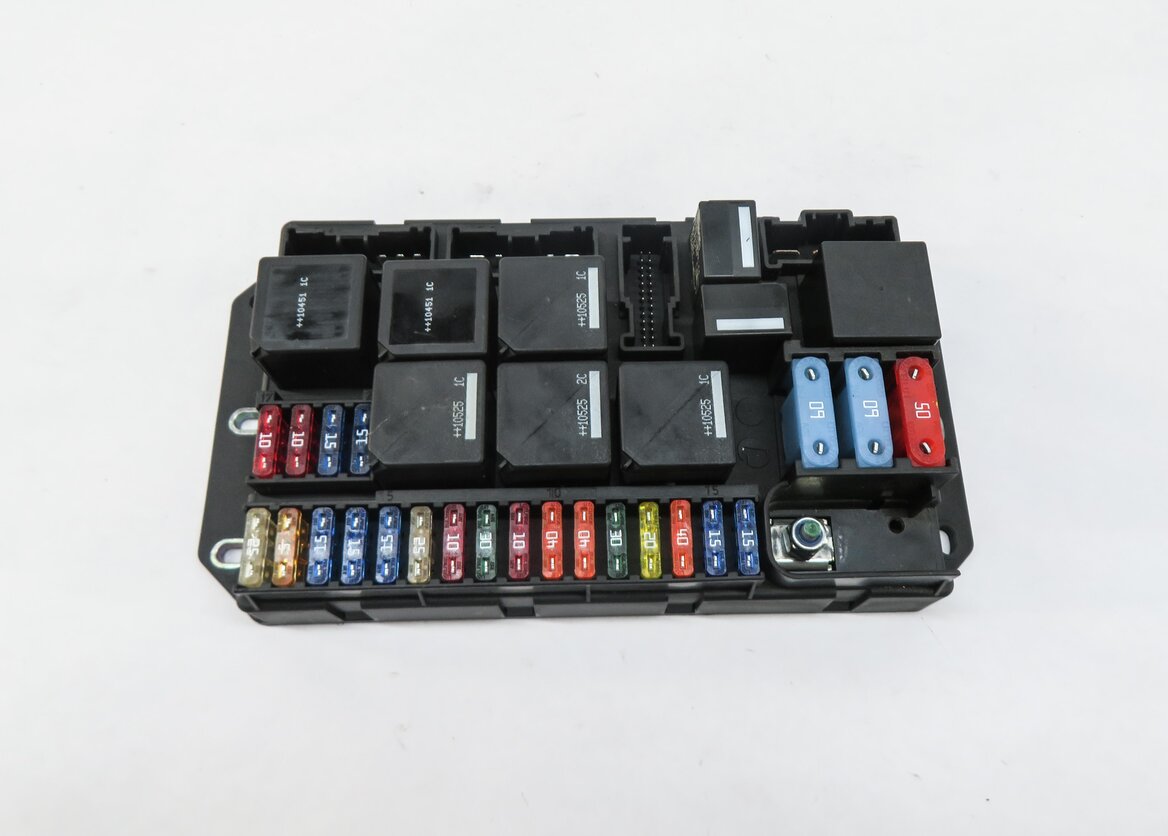 Thumbnail 2: 2011 RANGE ROVER (L322) FRONT FUSE BOX POWER JUNCTION