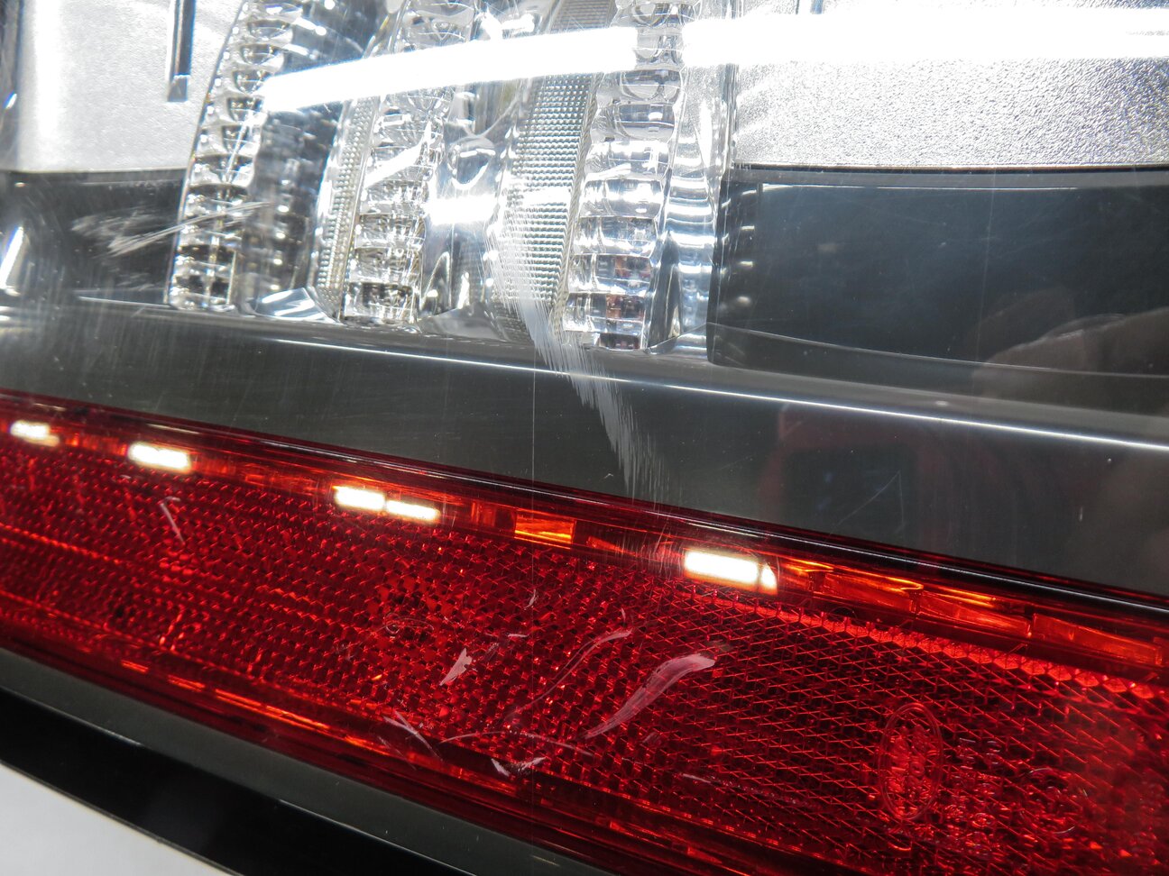 Thumbnail 8: 2010-2011 RANGE ROVER (L322) LEFT DRIVER TAILLIGHT BRAKE LIGHT LAMP (GRAY)