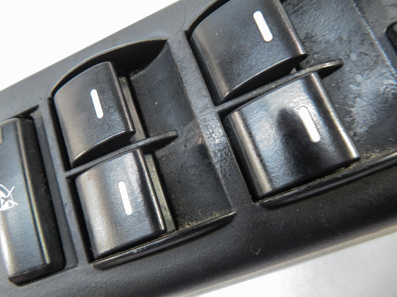 Thumbnail 6: 2010-2012 RANGE ROVER (L322) LEFT FRONT DRIVER DOOR POWER WINDOW SWITCH BUTTON