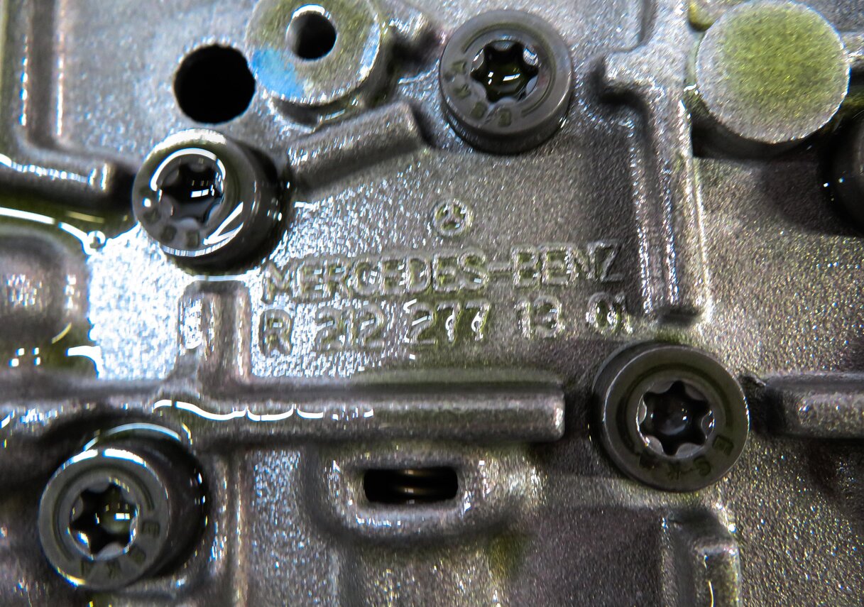Thumbnail 6: 12-15 MERCEDES C250 C350 SLK250 SLK350 (W204) TRANSMISSION VALVE BODY BLOCK