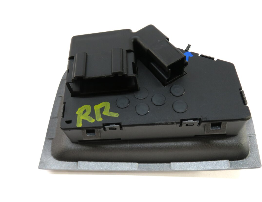 Thumbnail 4: 2011 PORSCHE PANAMERA (970 G1) RIGHT REAR SEAT ADJUSTMENT SWITCH