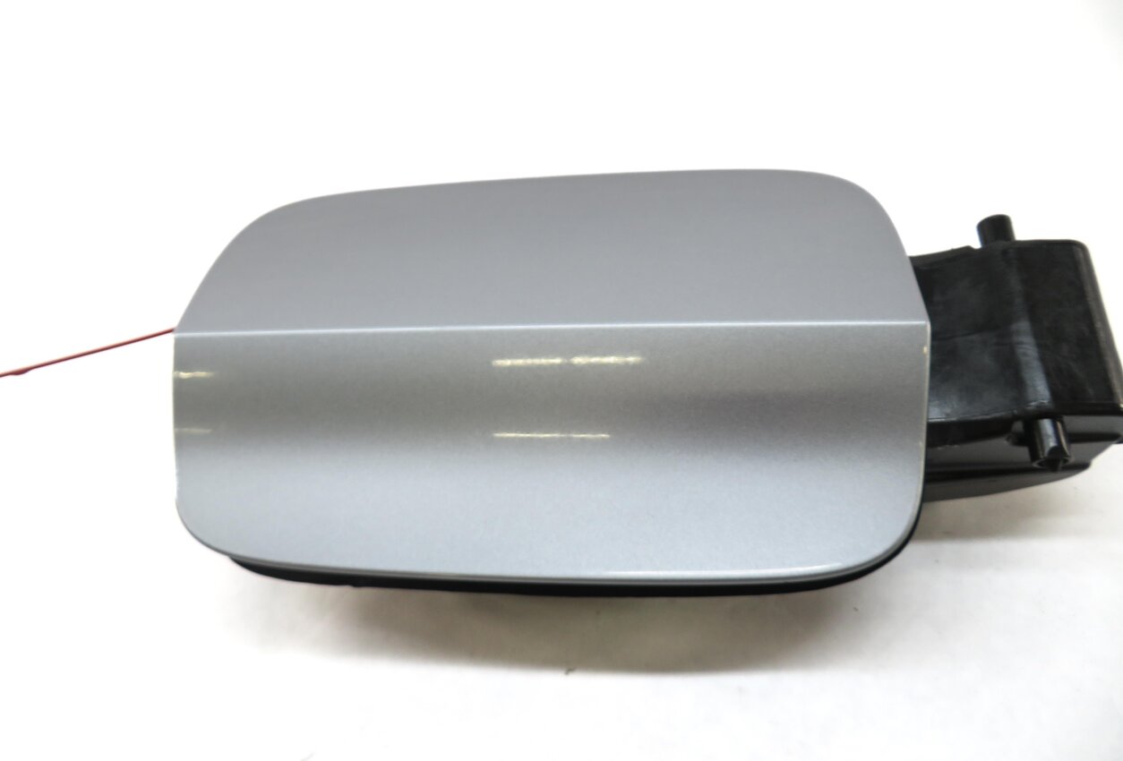 Thumbnail 3: 2015-2018 AUDI A3 S3 (8V) FUEL TANK DOOR LID COVER TRIM (FLORET SILVER METALLIC)