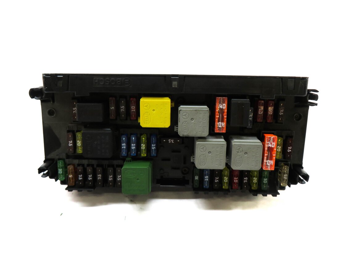 Thumbnail 2: 2014-2015 MERCEDES C-CLASS GLK (W204 X204) FRONT SIGNAL ACQUISITION MODULE SAM