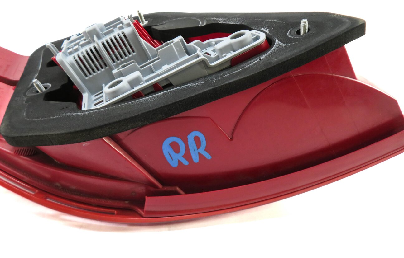 Thumbnail 6: 12-15 MERCEDES C-CLASS (W204) RIGHT PASSENGER REAR TAILLIGHT BRAKE LIGHT LAMP