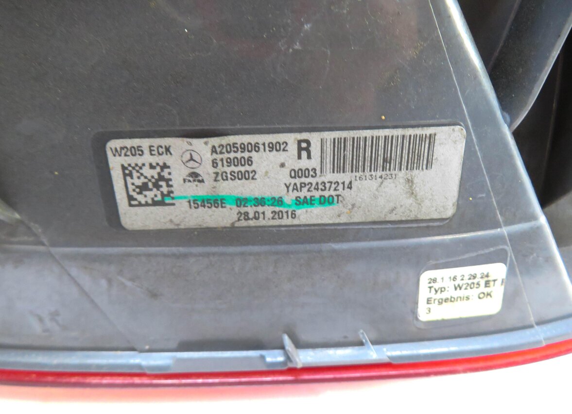 Thumbnail 6: 15-17 MERCEDES C-CLASS (W205) REAR RIGHT INCANDESCENT TAIL LIGHT BRAKE LAMP