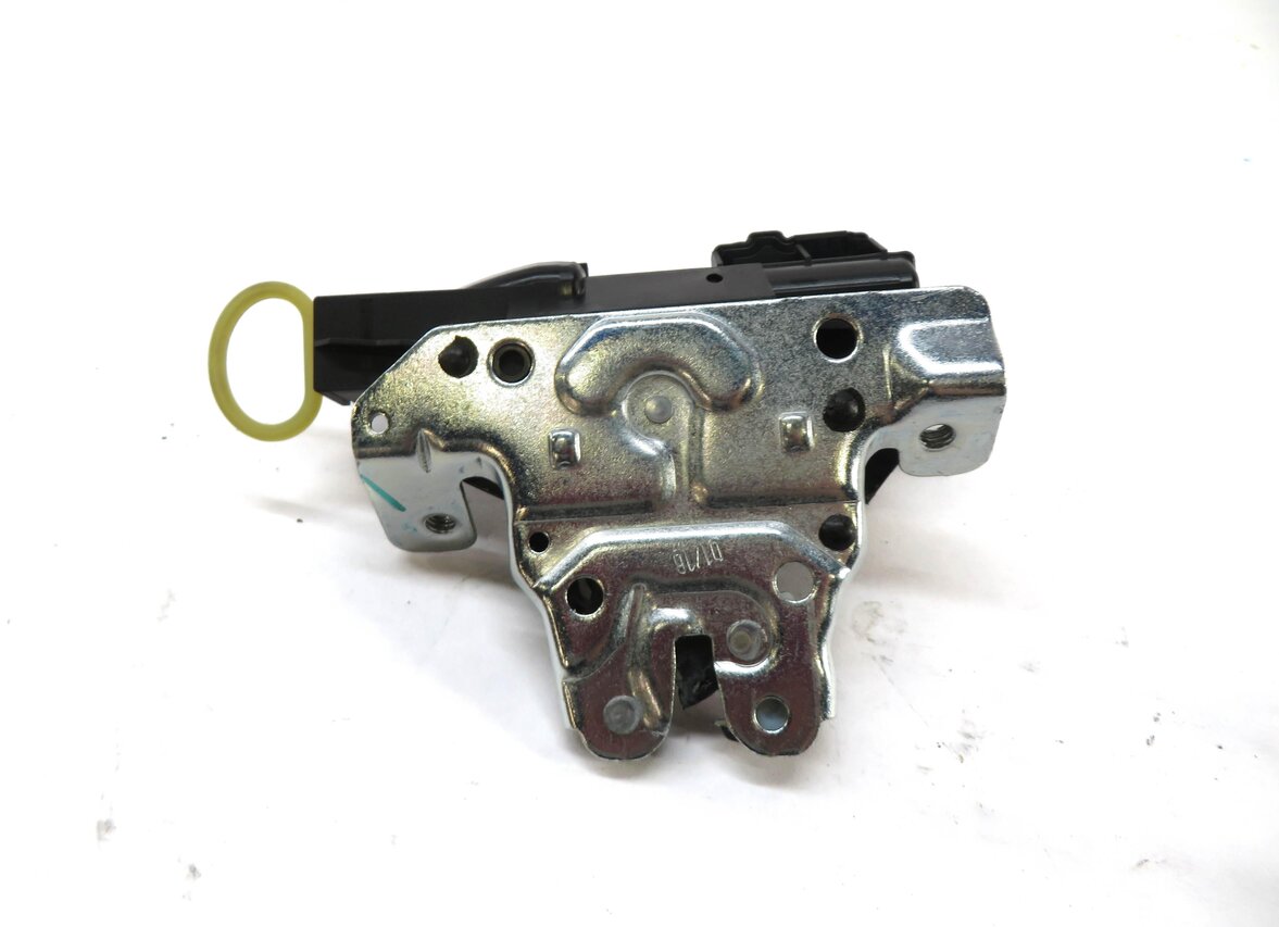 Thumbnail 2: 2016 MERCEDES C300 (W205) TRUNK LATCH