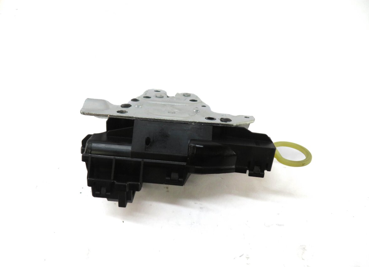 Thumbnail 3: 2016 MERCEDES C300 (W205) TRUNK LATCH