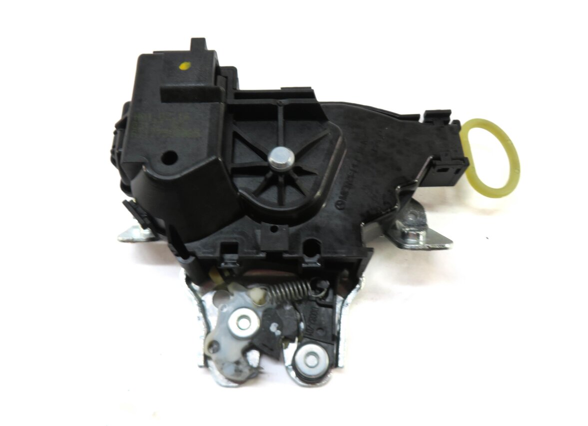 Thumbnail 4: 2016 MERCEDES C300 (W205) TRUNK LATCH