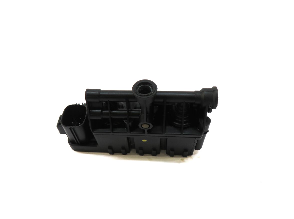 Thumbnail 2: 2008 RANGE ROVER (L322) AIR SUSPENSION TRANSFER RELIEF VALVE RVH500060