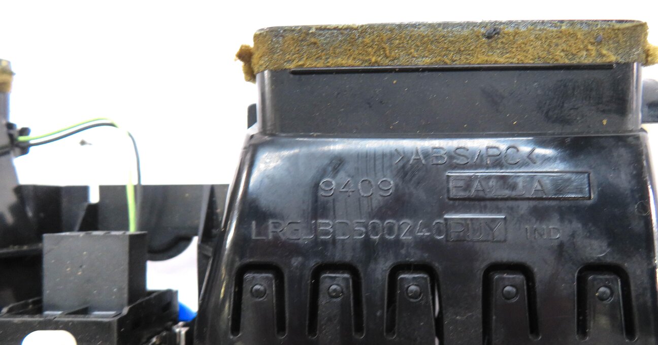 Thumbnail 5: 2008 RANGE ROVER (L322) FRONT CENTER DASH A/C HEATER AIR VENT HAZARD LOCK SWITCH