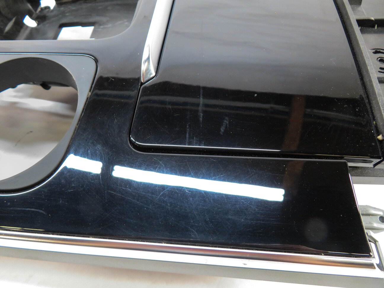 Thumbnail 9: 2017 AUDI Q7 (4M) FRONT CENTER CONSOLE TRIM PANEL w/ VOLUME KNOB & 12V (BLACK)