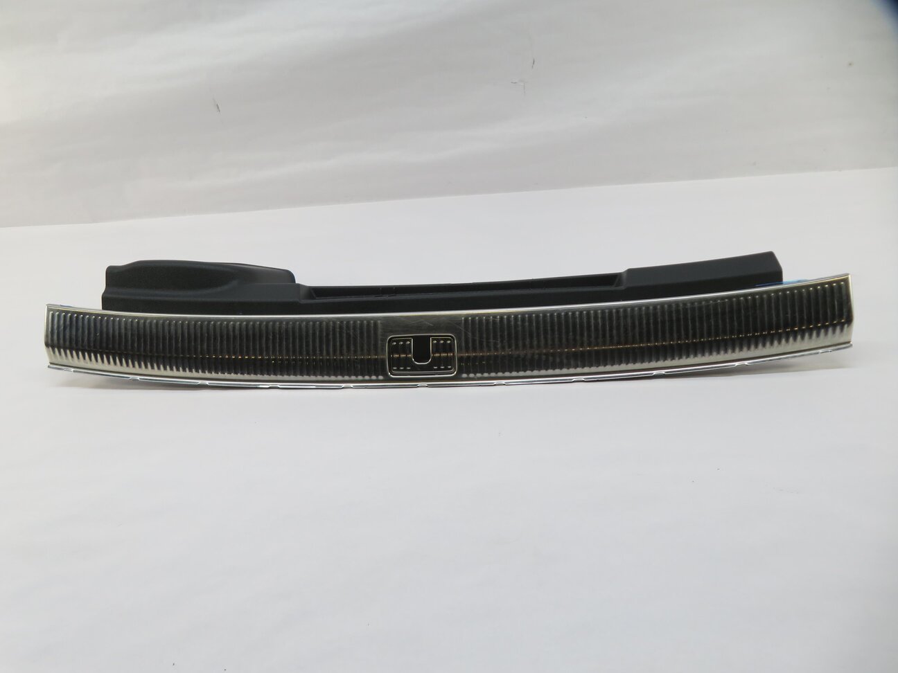 Thumbnail 2: 2017 AUDI Q7 (4M) REAR TRUNK SILL SCUFF PLATE COVER TRIM (BLACK & CHROME FINISH)