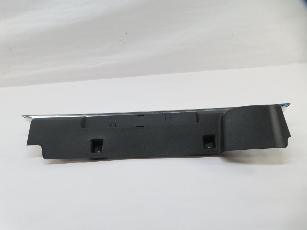 Thumbnail 3: 2017 AUDI Q7 (4M) REAR TRUNK SILL SCUFF PLATE COVER TRIM (BLACK & CHROME FINISH)