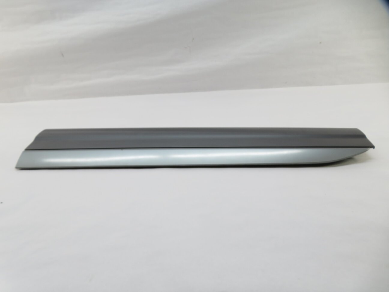 Thumbnail 2: 2017 AUDI Q7 (4M) FRONT LEFT DRIVER DOOR LOWER TRIM MOULDING (GRAPHITE GRAY)