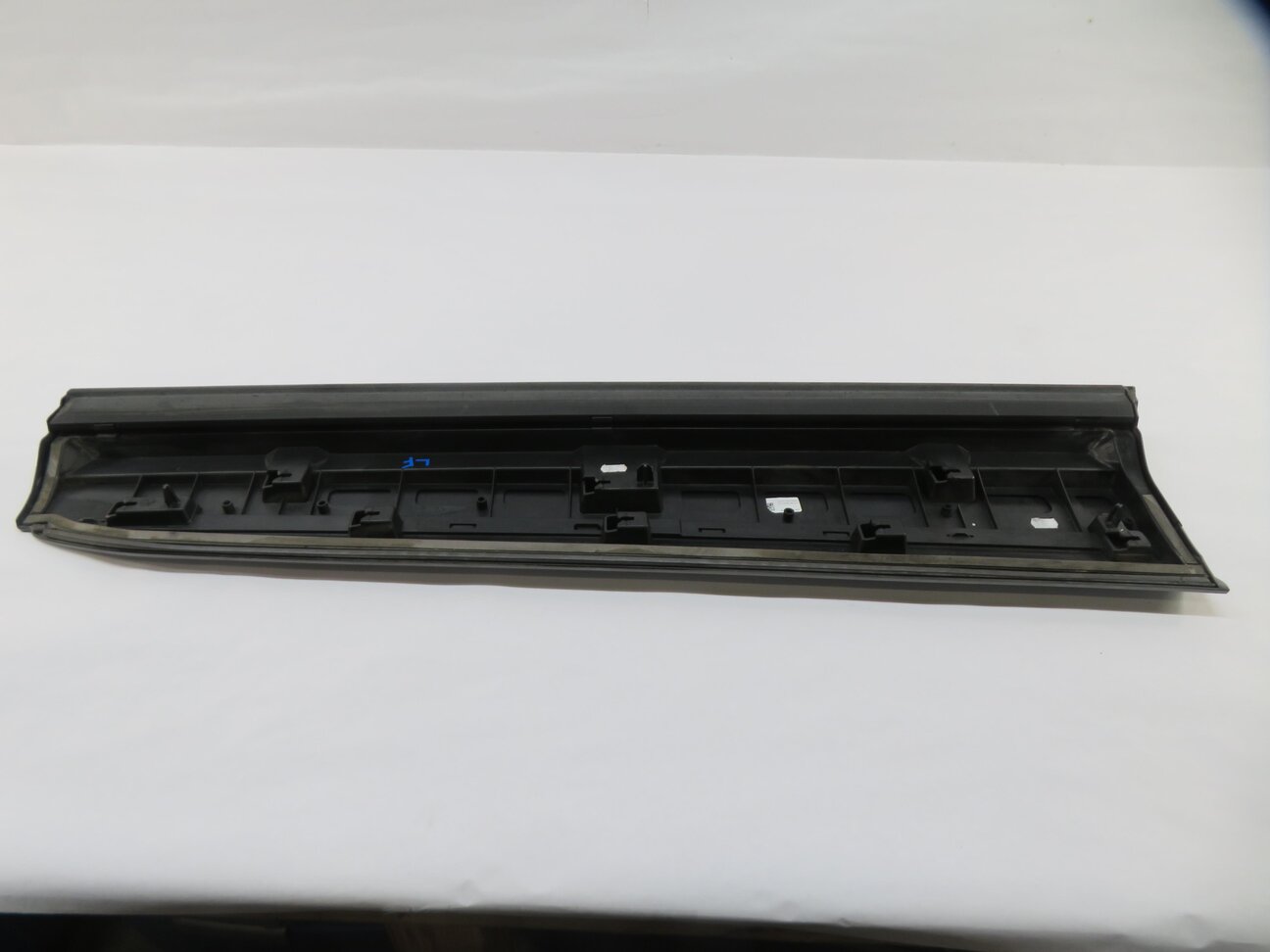 Thumbnail 4: 2017 AUDI Q7 (4M) FRONT LEFT DRIVER DOOR LOWER TRIM MOULDING (GRAPHITE GRAY)