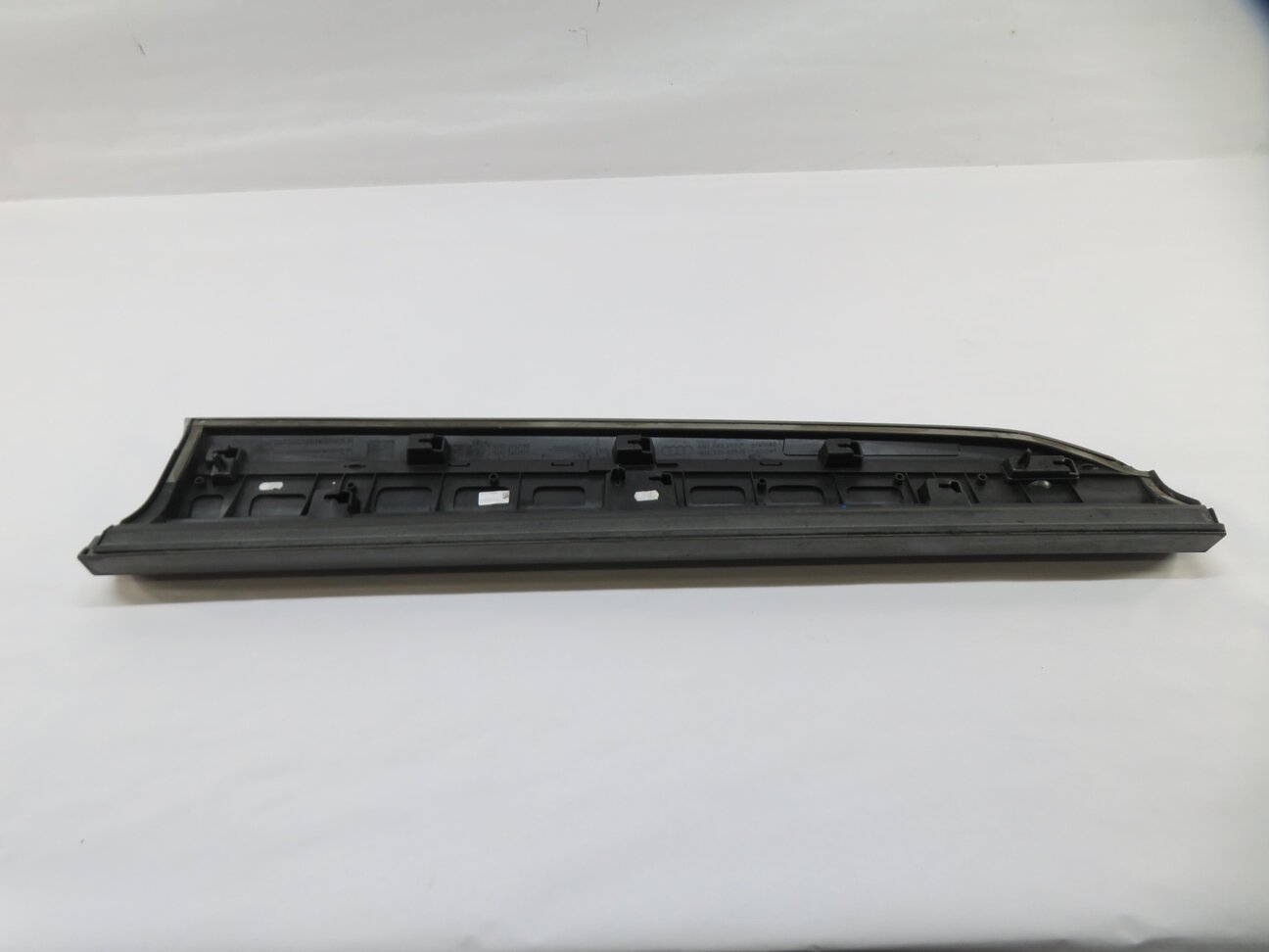 Thumbnail 5: 2017 AUDI Q7 (4M) FRONT LEFT DRIVER DOOR LOWER TRIM MOULDING (GRAPHITE GRAY)
