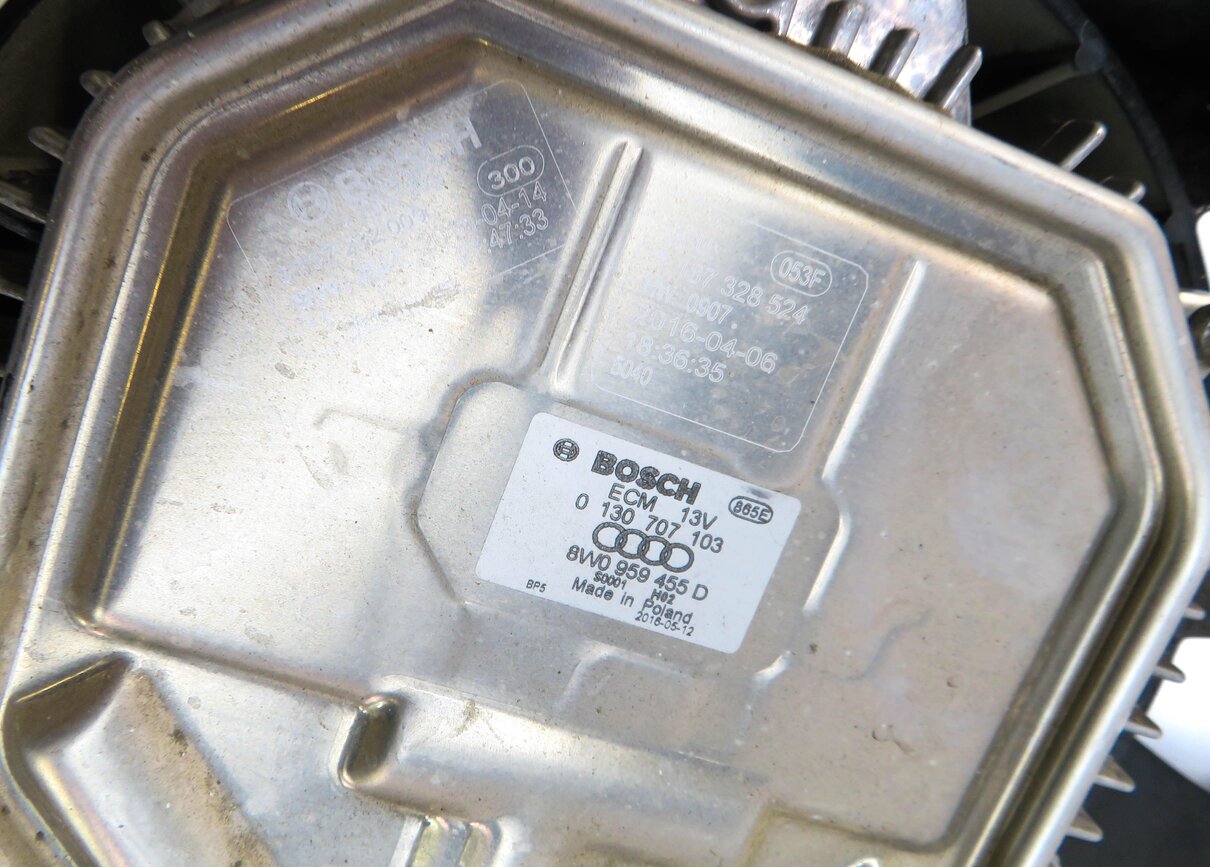 Thumbnail 5: 17-22 AUDI Q7 (4M) 3.0L SUPER ENGINE LEFT RADIATOR COOLING FAN BLADE & MOTOR