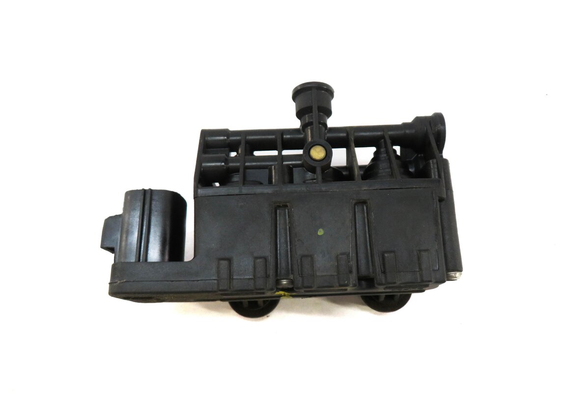 Thumbnail 3: 2011 RANGE ROVER (L322) AIR SUSPENSION TRANSFER RELIEF VALVE RVH500050