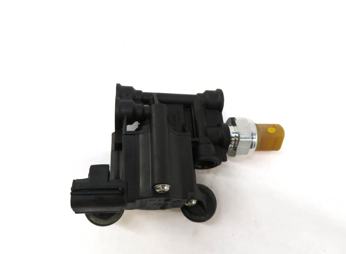 Thumbnail 3: 2011 RANGE ROVER (L322) AIR SUSPENSION TRANSFER RELIEF VALVE RVH500070