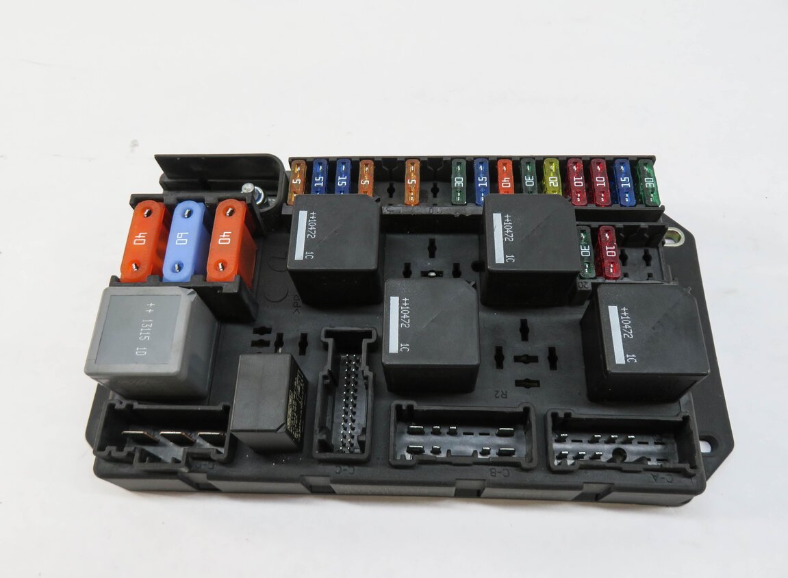 Thumbnail 2: 2011 RANGE ROVER (L322) REAR TRUNK FUSE RELAY POWER BOX BH42-14N030-AA