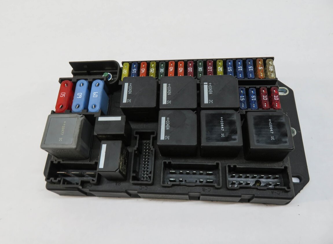 Thumbnail 2: 2010-2012 RANGE ROVER (L322) 5.0L SUPERCHARGED ENGINE FUSE RELAY BOX