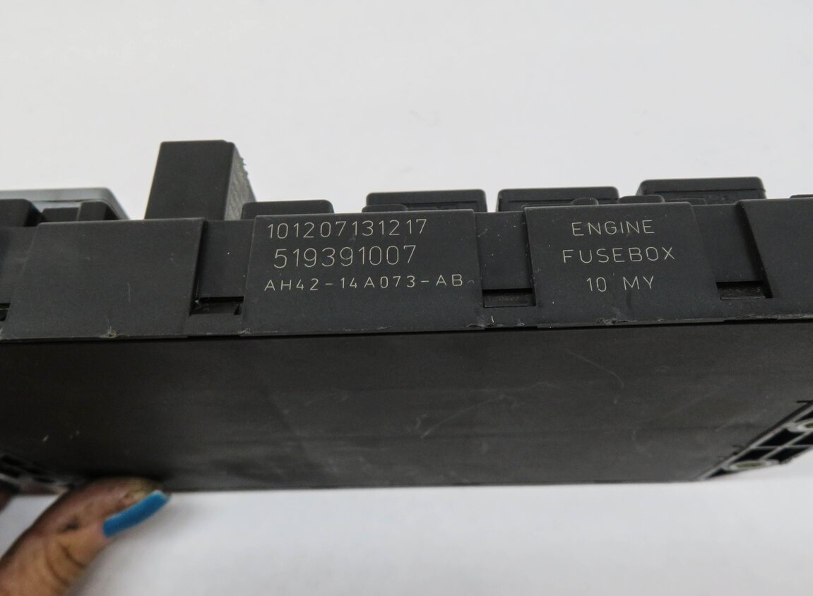 Thumbnail 4: 2010-2012 RANGE ROVER (L322) 5.0L SUPERCHARGED ENGINE FUSE RELAY BOX