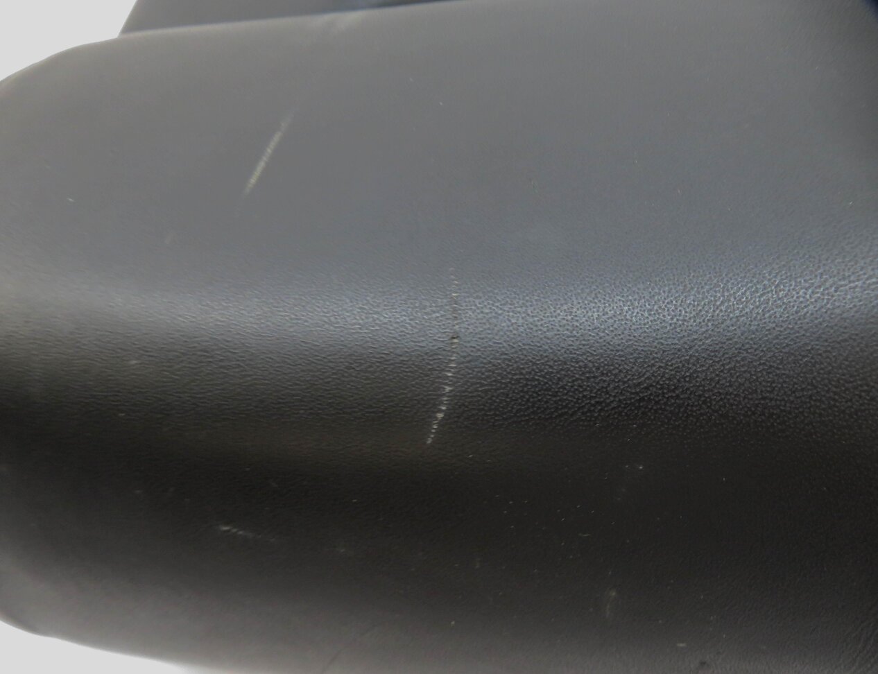 Thumbnail 7: 2011 RANGE ROVER L322 SECOND ROW REAR CENTER CONSOLE ARMREST (JET BLACK LEATHER)