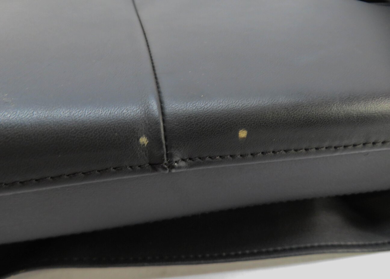Thumbnail 8: 2011 RANGE ROVER L322 SECOND ROW REAR CENTER CONSOLE ARMREST (JET BLACK LEATHER)