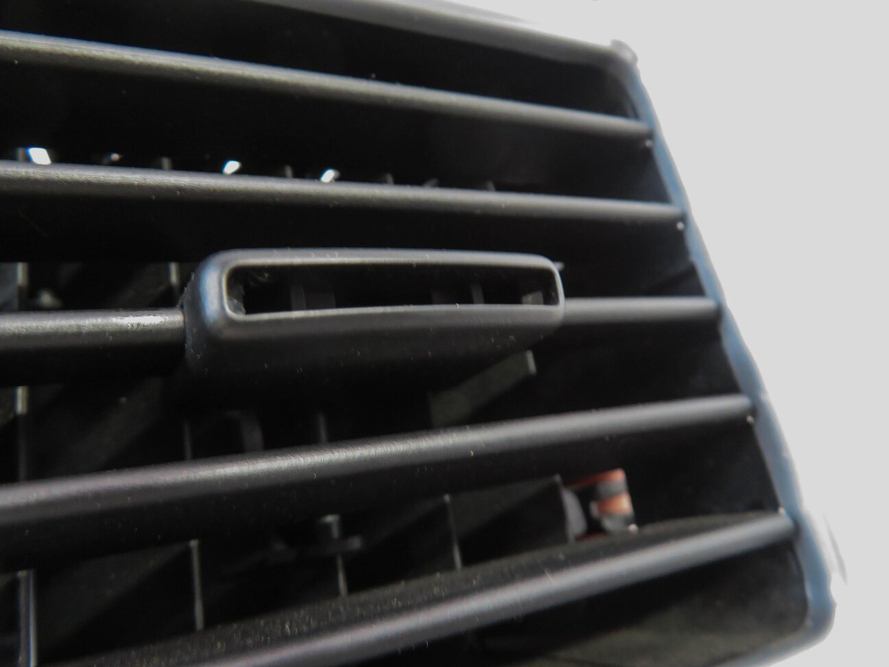 Thumbnail 5: 2011 RANGE ROVER (L322) FRONT FAR LEFT DRIVER OUTER A/C HEATER AIR VENT