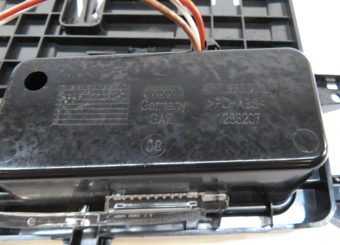 Thumbnail 6: 2017 AUDI Q7 (4M) FRONT CENTER CONSOLE COIN TRAY w/ 12V SOCKET HIGH GLOSS BLACK