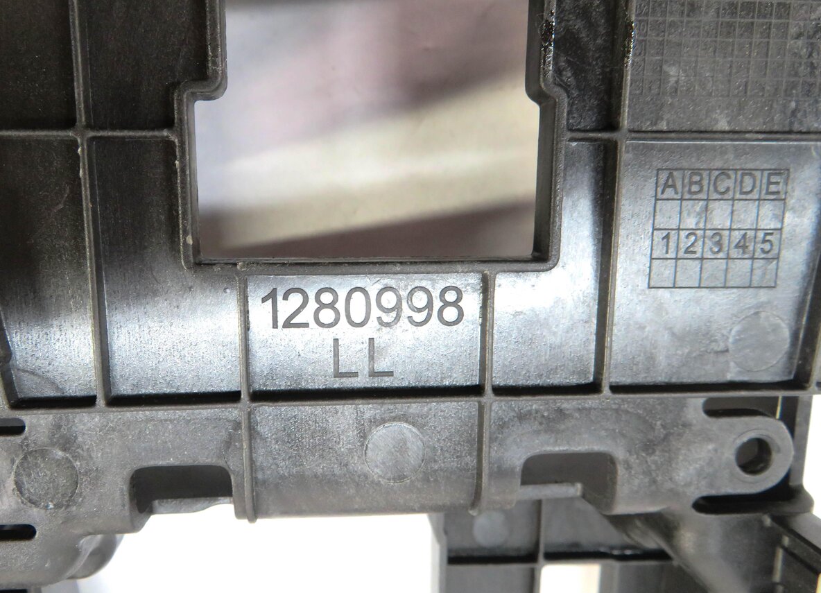 Thumbnail 6: 2017 AUDI Q7 (4M) FRONT CENTER CONSOLE TRIM PANEL w/ VOLUME SKIP KNOB (BLACK)