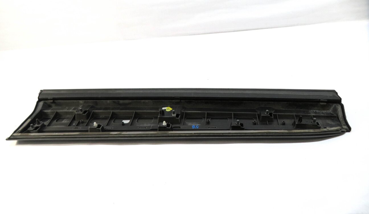 Thumbnail 4: 2017 AUDI Q7 (4M) FRONT RIGHT PASSENGER LOWER DOOR TRIM MOULDING (GRAPHITE GRAY)