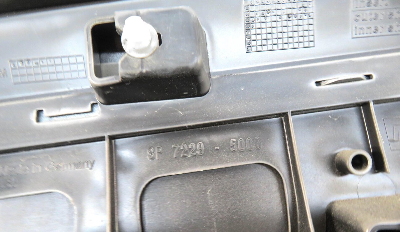 Thumbnail 6: 2017 AUDI Q7 (4M) FRONT RIGHT PASSENGER LOWER DOOR TRIM MOULDING (GRAPHITE GRAY)