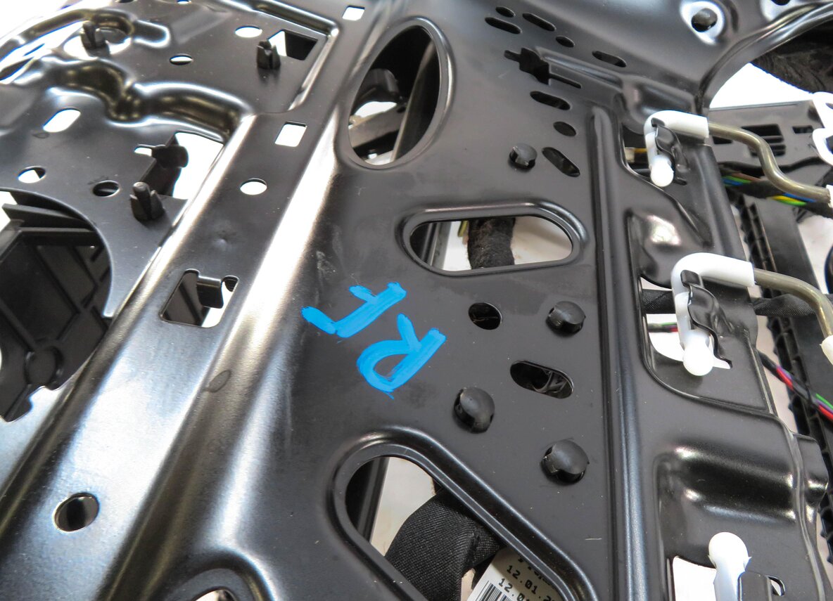 Thumbnail 6: 17-22 AUDI Q7 4M FRONT RIGHT PASSENGER SEAT TRACK w/ MOTORS (NO VENT or MEMORY)