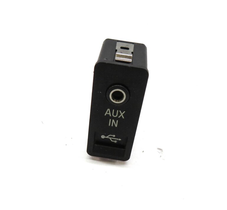 2011 BMW 535i (F10) RADIO STEREO AUXILIARY AUX IN JACK w/ USB INPUT OUTPUT PORT