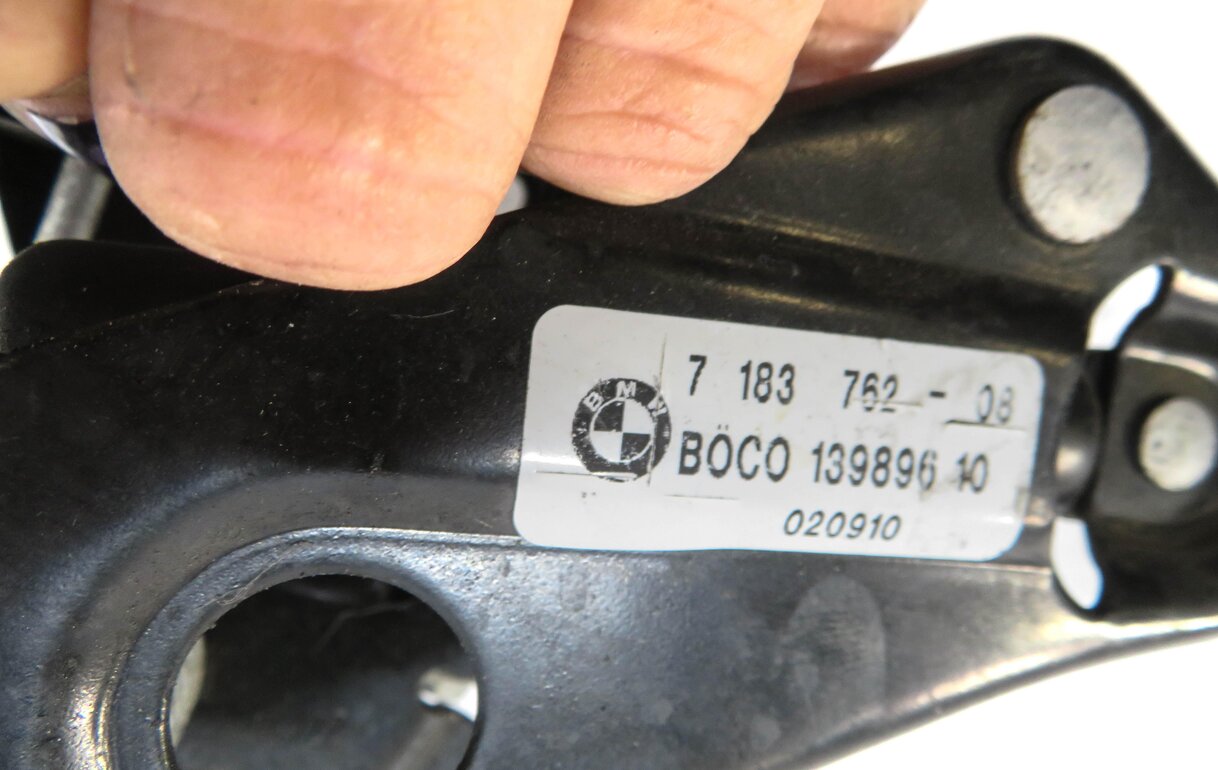 Thumbnail 6: 2011 BMW 535i (F10) HOOD LOWER LEFT RIGHT LATCH SET/2 7183762 7206453