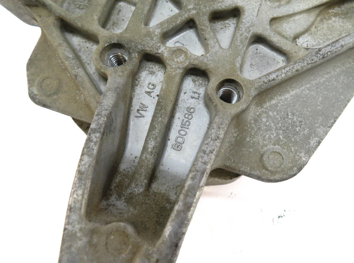 Thumbnail 4: 2013 AUDI A4 (B8 8K) 2.0L TURBO CPMA AUTOMATIC TRANSMISSION MOUNT BRACKET
