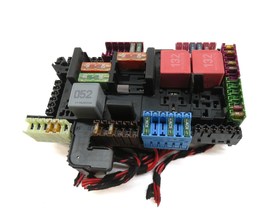 Thumbnail 2: 2015 MERCEDES C300 (W205) REAR TRUNK FUSE BOX