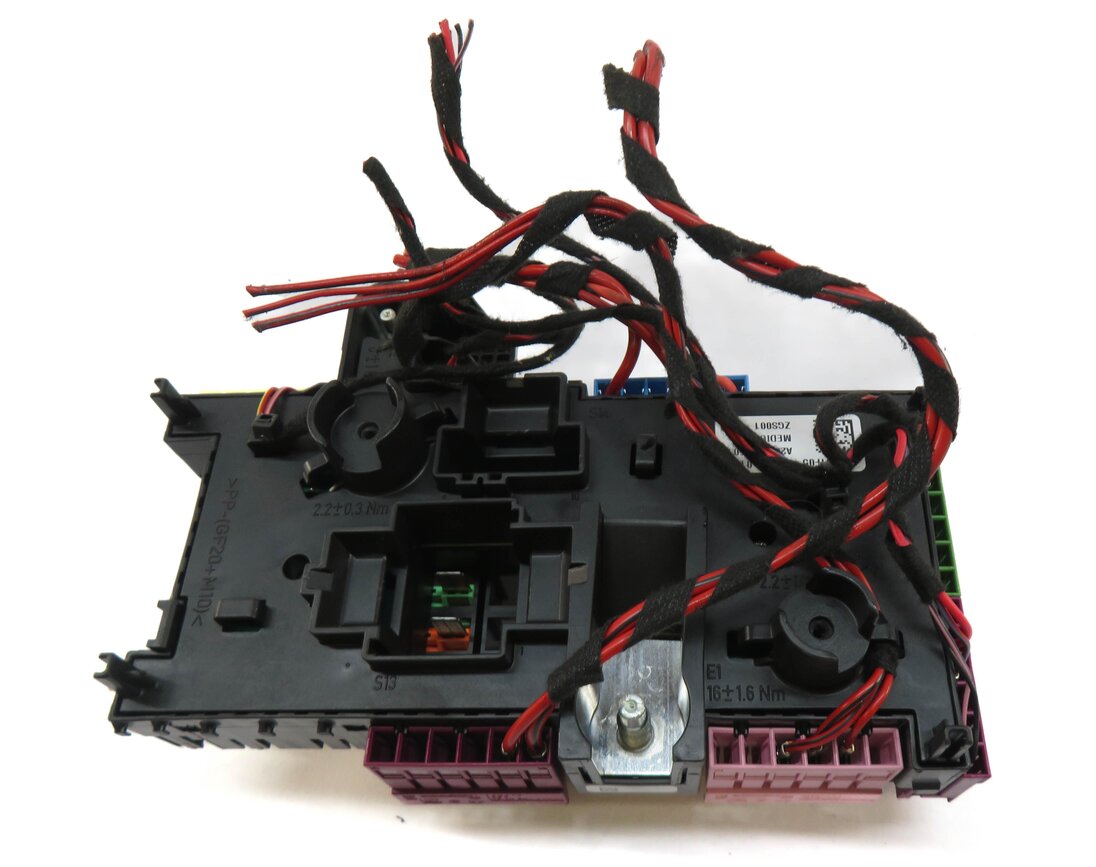 Thumbnail 3: 2015 MERCEDES C300 (W205) REAR TRUNK FUSE BOX