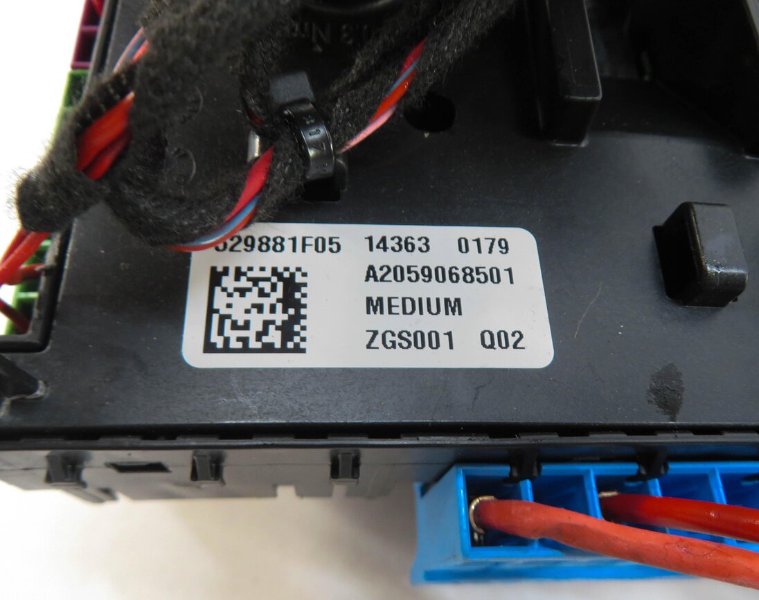 Thumbnail 4: 2015 MERCEDES C300 (W205) REAR TRUNK FUSE BOX