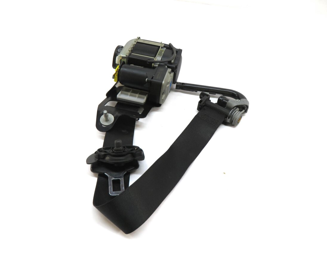 15-21 MERCEDES C GLC (W205 X253) RIGHT FRONT PASSENGER SEATBELT RECEIVER (BLACK)