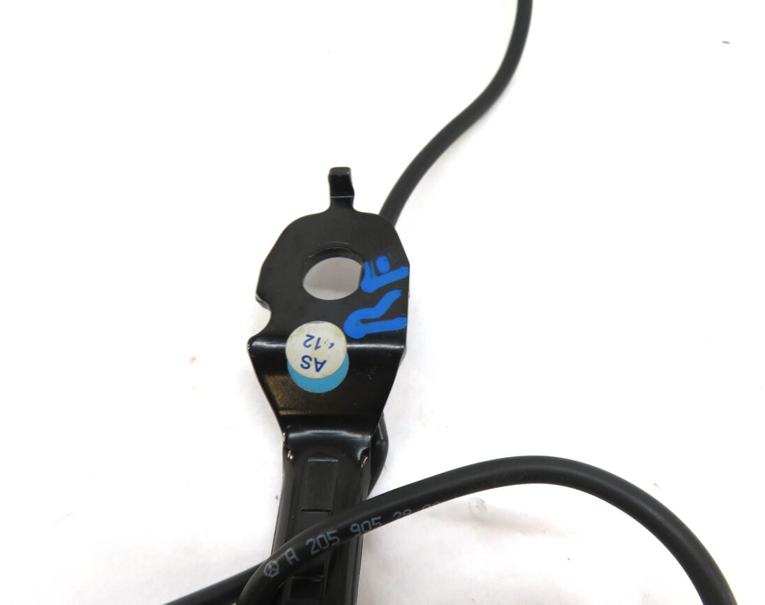 Thumbnail 4: 15-21 MERCEDES C GLC (W205 X253) RIGHT FRONT PASSENGER SEATBELT RECEIVER (BLACK)