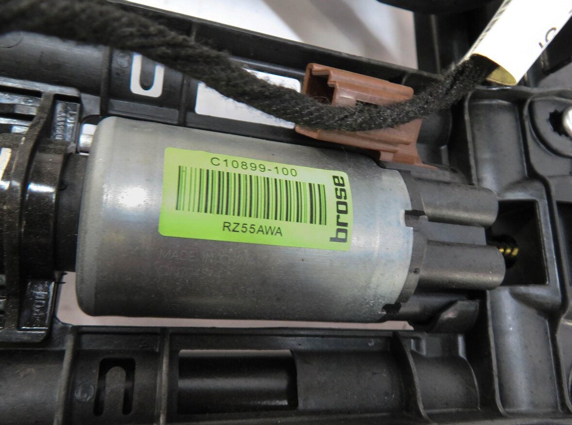 Thumbnail 6: 15-17 MERCEDES C-CLASS (W205) RIGHT FRONT PASSENGER SEAT TRACK w/ ADJUST MOTORS