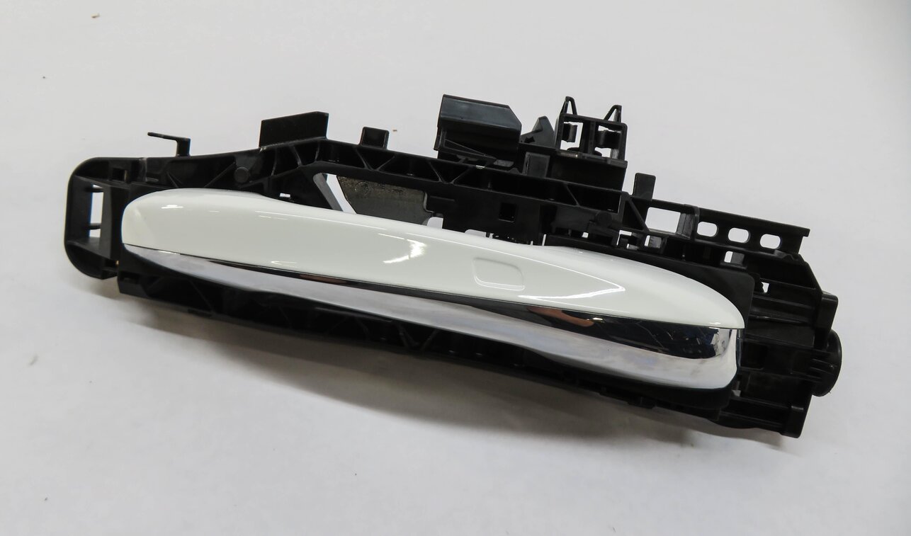 15-17 MERCEDES C S CLASS (W205 W222) FRONT RIGHT KEYLESS GO DOOR HANDLE (WHITE)