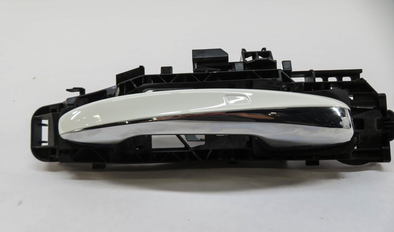 Thumbnail 2: 15-17 MERCEDES C S CLASS (W205 W222) FRONT RIGHT KEYLESS GO DOOR HANDLE (WHITE)