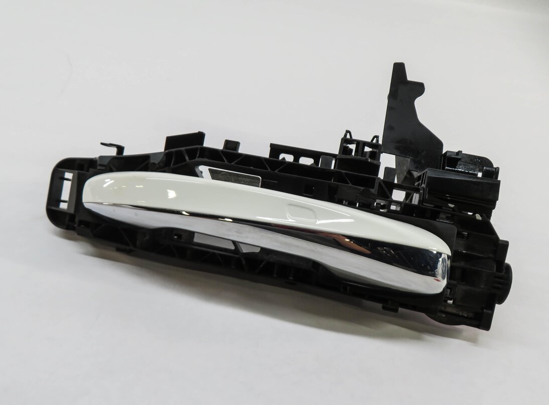 15-17 MERCEDES C S CLASS (W205 W222) RIGHT REAR KEYLESS GO DOOR HANDLE (WHITE)
