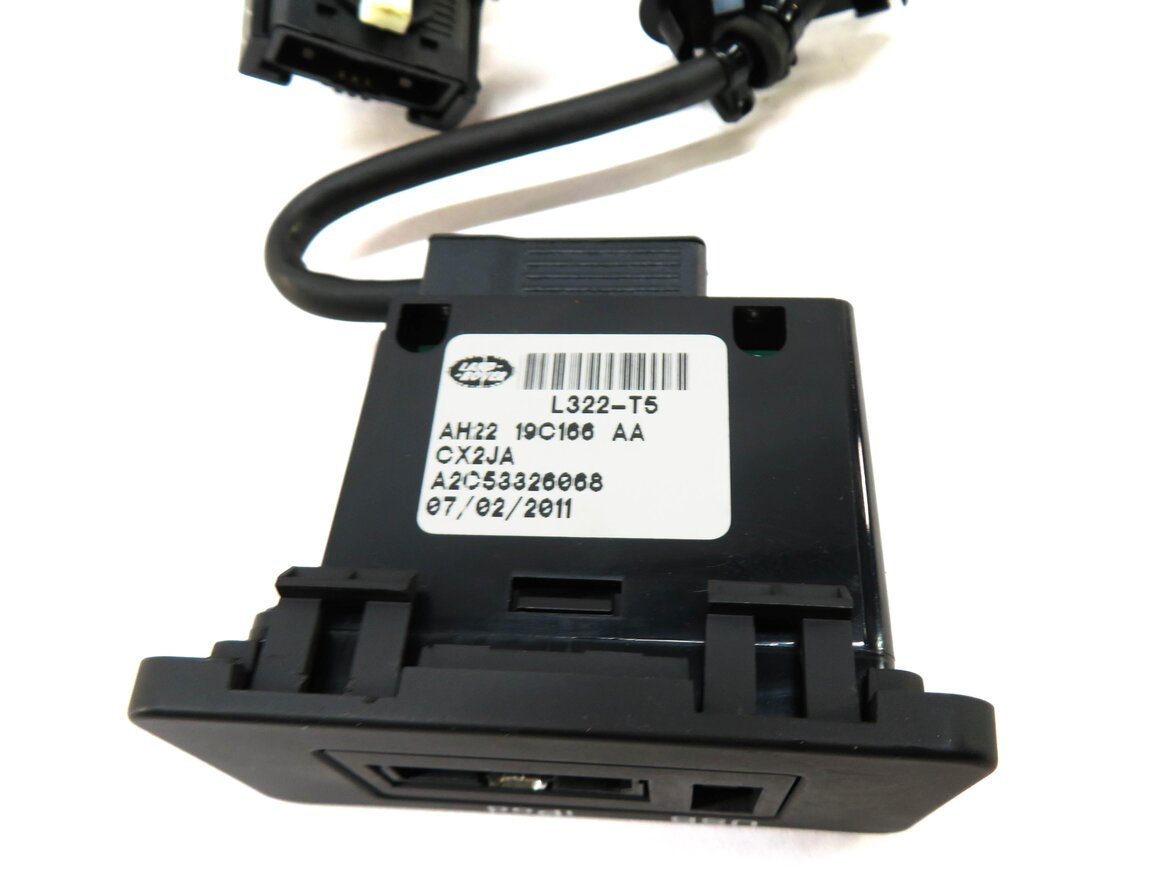 Thumbnail 5: 2011 RANGE ROVER SPORT L320 RADIO STEREO AUXILIARY USB I-POD JACK PANEL w/ CABLE