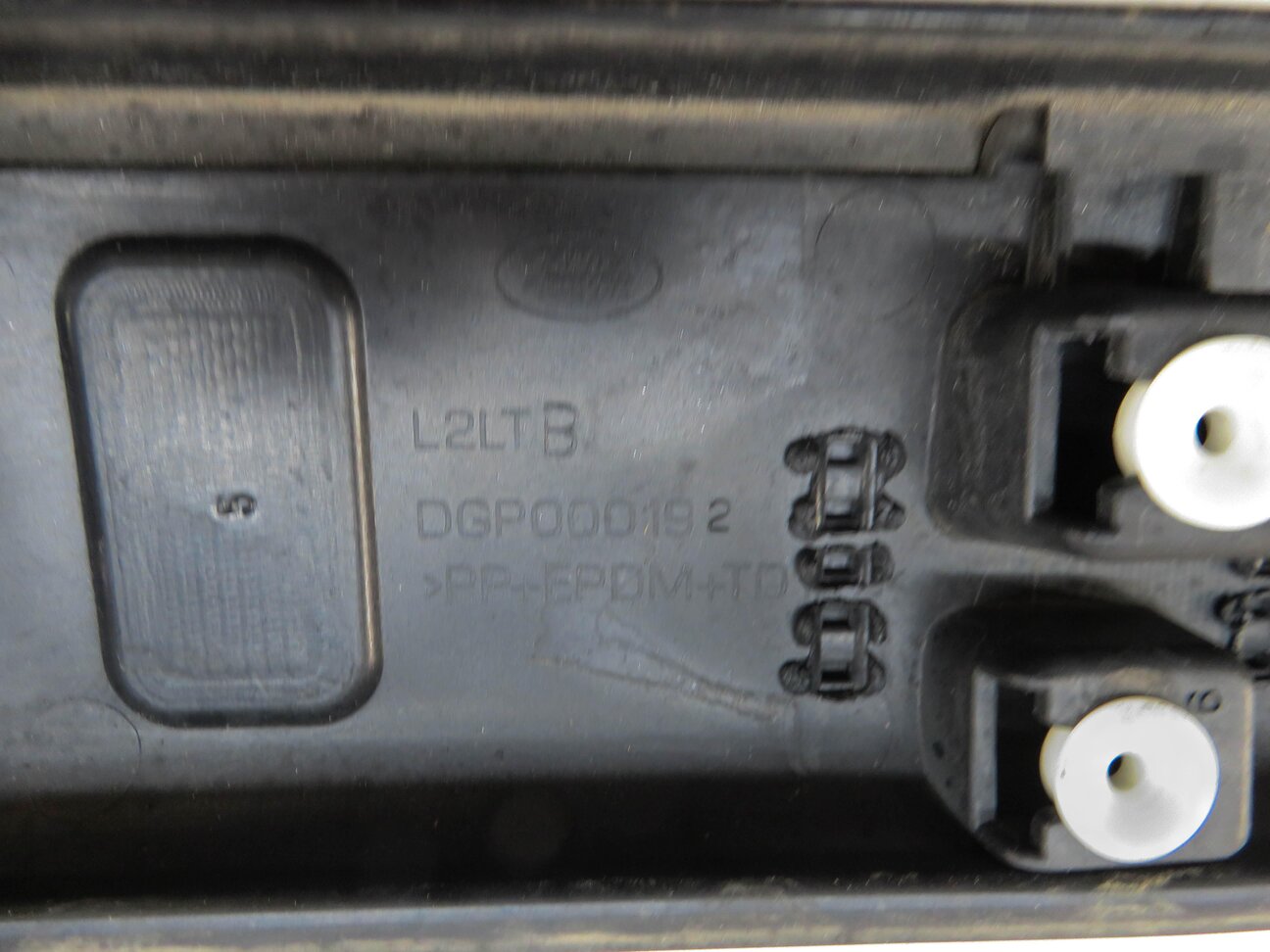 Thumbnail 6: 2011 RANGE ROVER SPORT (L320) REAR TRUNK HATCH TRIM PANEL (SANTORINI BLACK 820)